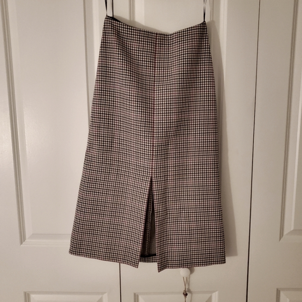 Beautiful hounstooth skirt with a front slit.